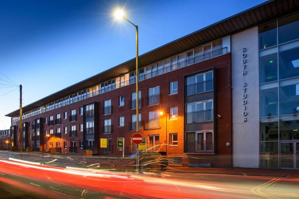 Luxury City Apartment Underground Parking 5* Белфаст Экстерьер фото