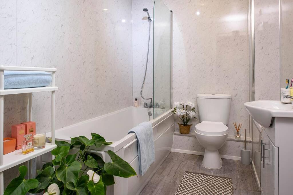 Luxury City Apartment Underground Parking 5* Белфаст Экстерьер фото