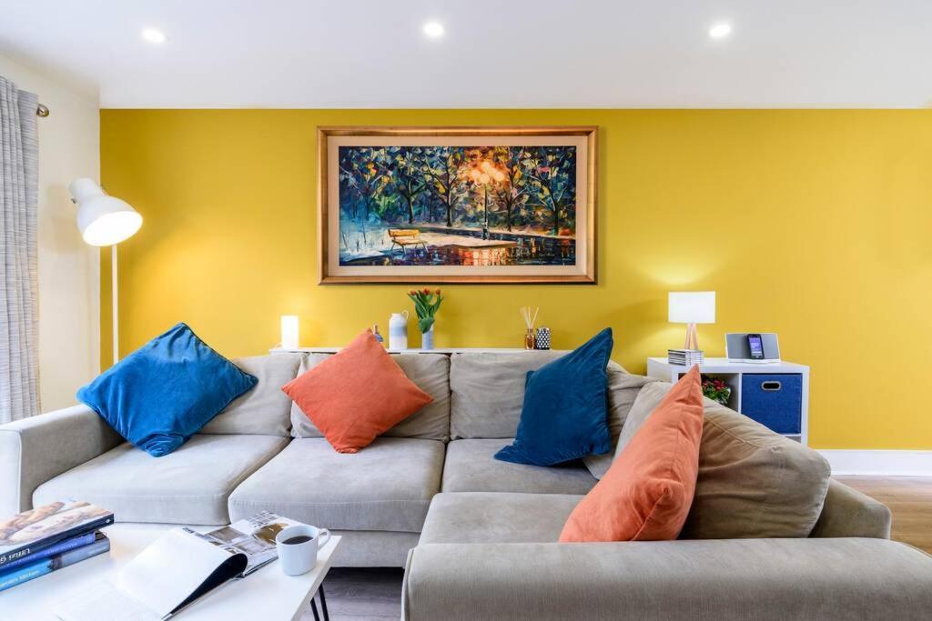 Luxury City Apartment Underground Parking 5* Белфаст Экстерьер фото